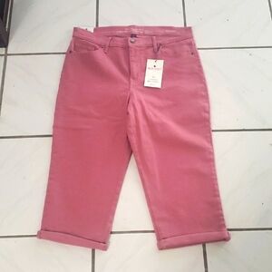 Brand new classy style pair of "Be Glorious" jeans by Gloria Vanderbilt